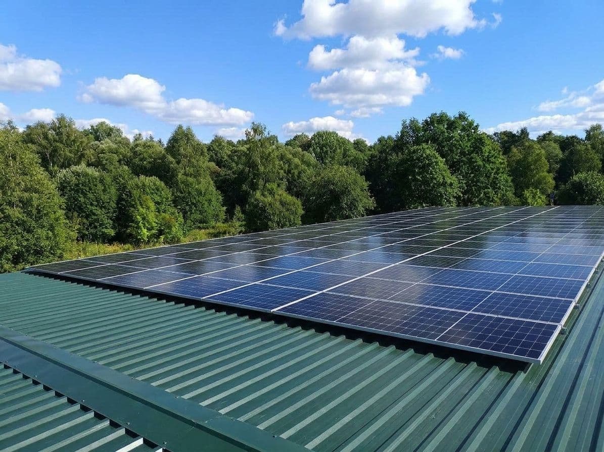 Сонячна електростанція на даху приватного будинку